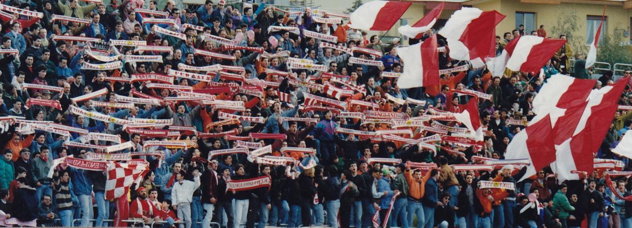 Tifosi storici della Turris con sciarpe